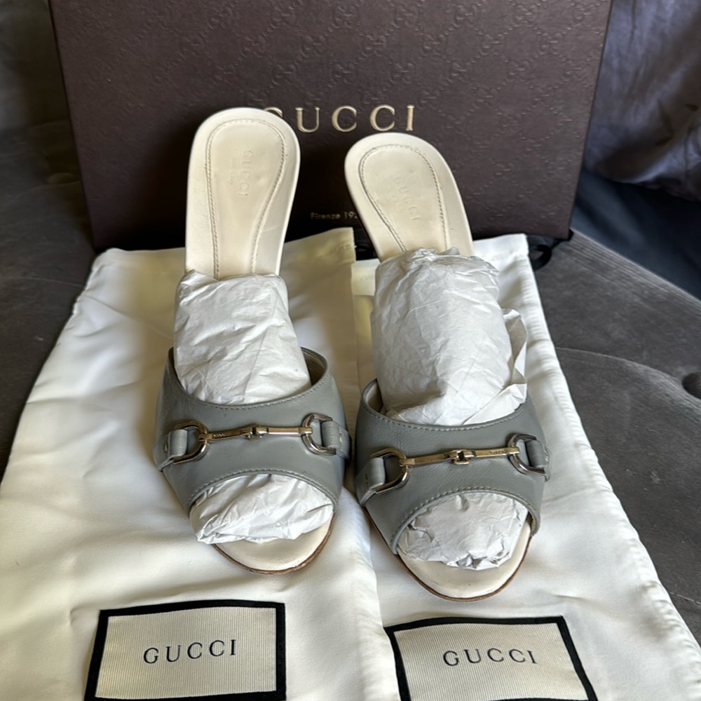GREY GUCCI SLIDES.
